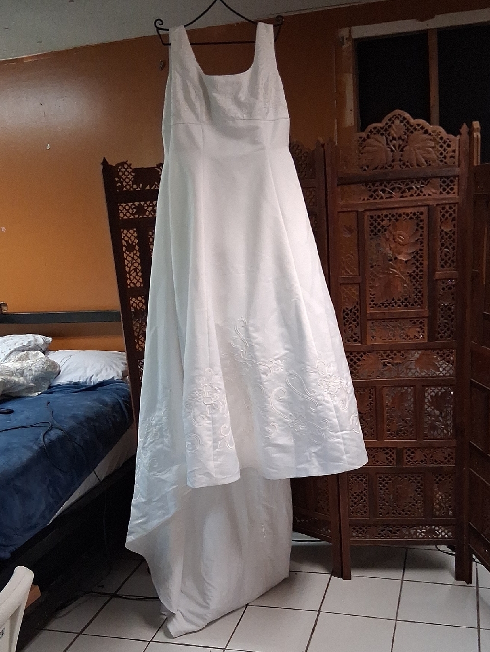 Simple White Sleeveless Bridal Gown with Embroidered Hem